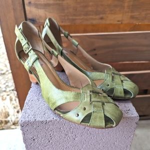 Beautiful Green Leather Botticelli Sandals Size 7 - image 1